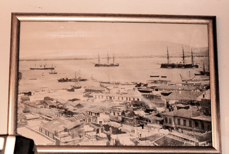 2 adet 1900`lerden Izmir resimleri, fotograf reprodüksiyonları 50x35 cm. cam çerçevesiyle