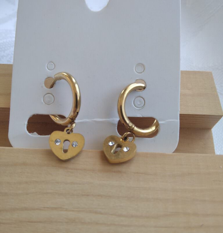 KALPLİ TAŞLI KÜPE
