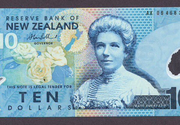 NEW ZEALAND - YENI ZELANDA 10 Pounds polymer Kraliçe çil banknot - UNC