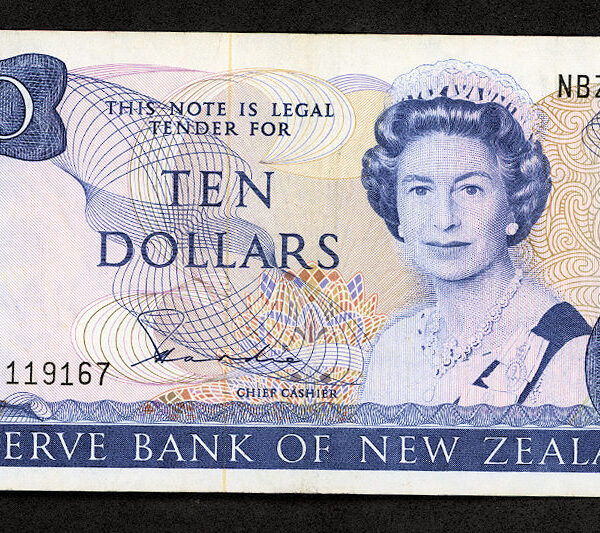 NEW ZEALAND - YENI ZELANDA 10 Pounds Kraliçe çil banknot - UNC