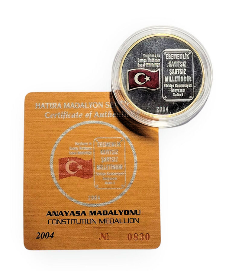 Anayasa 2004 yılı Gümüş hatıra madalyonu mineli sertifikalı (kenarlarda sarılaşma var)