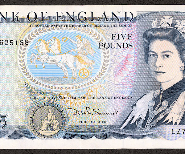 Great Britain 5 Pounds ND (1971-1991) Pick#378c w/ Queen UNC