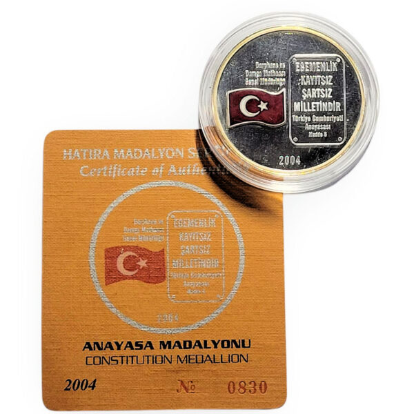 Anayasa 2004 yılı Gümüş hatıra madalyonu mineli sertifikalı (kenarlarda sarılaşma var)