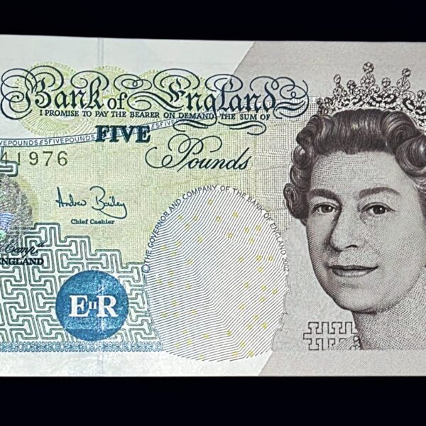 GRAND BRITAIN İngiltere 5 pound 2002 KRALİÇE - ÇİL *UNC